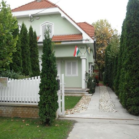 Csokonai Guesthouse Zamardi Bagian luar foto